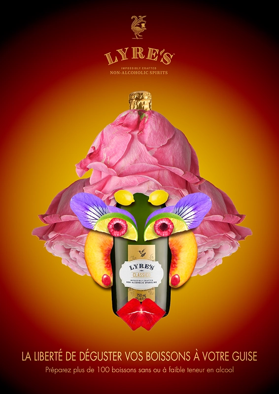 Affiche publicitaire pour la boisson sans alcool Lyre représentant une bouteille avec des fruits et des fleurs, formant un visage à la manière de l'artiste Arcimboldo