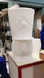 Photo d'un masque de casse-noisette en plastazote avant la peinture dans un atelier d'accessoires