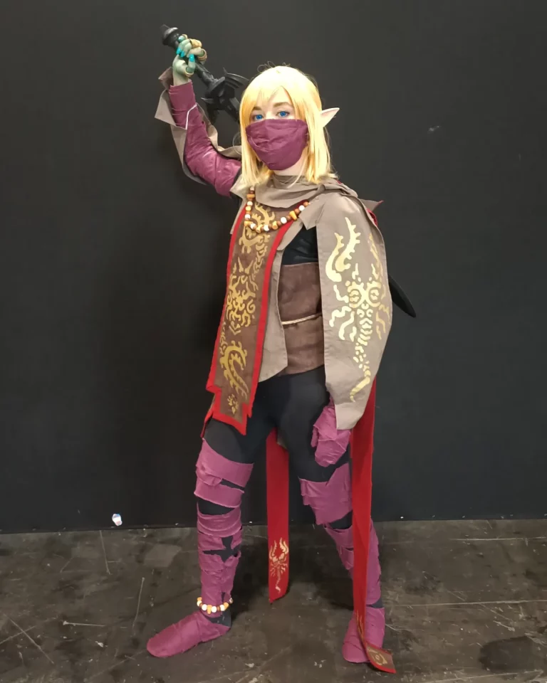 Photo d'un cosplay fait main de Link portant la tenue des profondeurs, tirée du jeu The Legend of Zelda : Tears of the Kingdom