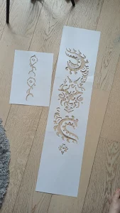 Photo d'un pochoir en papier découpé à la main d'un motif de la tenue des profondeurs du jeu The Legend of Zelda : Tears of the Kingdom