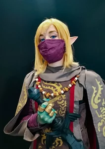 Photo portrait d'un cosplay fait main de Link portant la tenue des profondeurs, tirée du jeu The Legend of Zelda : Tears of the Kingdom