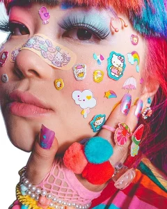 Photo portrait en gros plan sur un maquillage décora avec des stickers kawaii sur le visage et plein de bagues sur la main