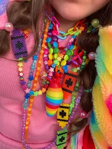 Photo gros plan sur les accessoires de style décora, superposition de colliers multicolores