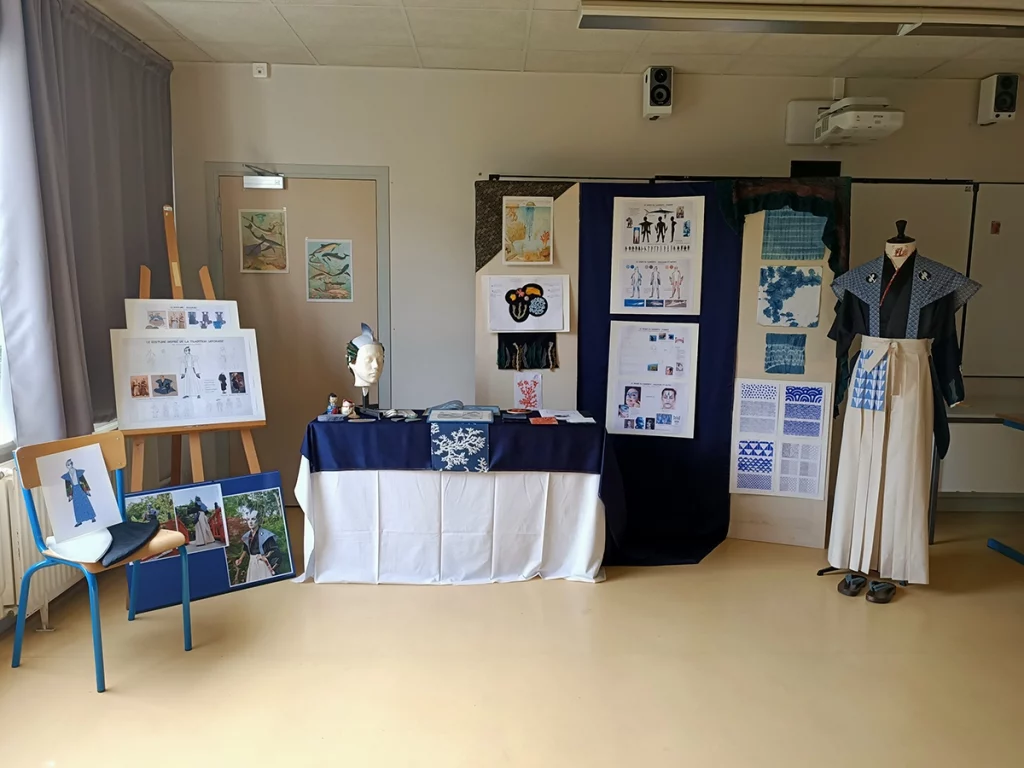 Stand de présentation du costume de Samebito pour l'oral de DNMADE costumes accessoires au lycée Jules Verne à Sartrouville, réalisé par Chloé Tuffigo