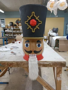 Photo d'un masque de casse-noisette en plastazote dans un atelier d'accessoires