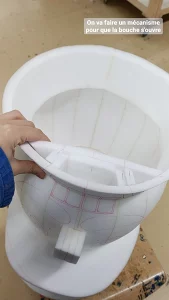 Photo de la conception du mécanisme de la bouche d'un masque de casse-noisettes en plastazote