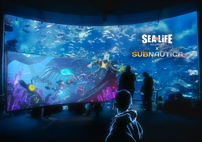 Montage photo réalisé sur Photoshop représentant une télévision dans un aquarium, avec un personnage du jeu vidéo Subnautica sortant de l'écran dans une ambiance bleue