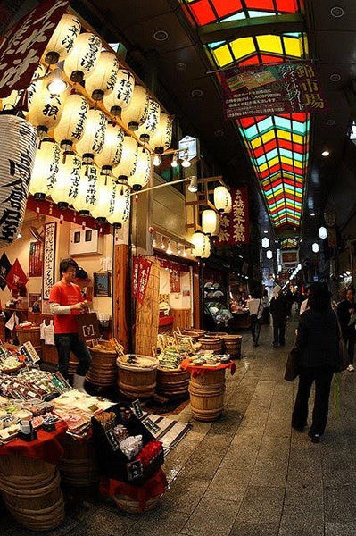 Photo d'un stand avec des lanternes au marché de Nishiki à Kyoto au Japon
