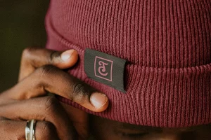 Mockup de logotype monogramme CT sur l'étiquette d'un bonnet