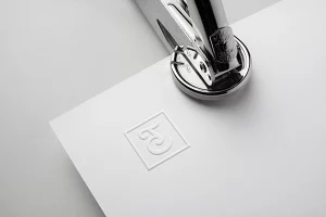 Mockup de logotype monogramme CT en embossage sur papier