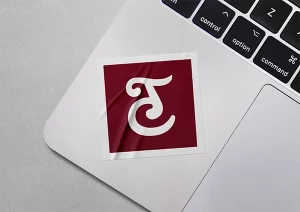 Mockup de logotype monogramme CT sur un sticker collé sur un PC