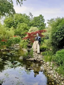 Photo du costume du Samebito, en vêtements traditionnels japonais, tiré du conte La reconnaissance de l'homme requin de Lafcadio Hearn, réalisé par Chloé Tuffigo, dans un parc japonais
