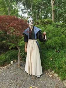 Photo du costume du Samebito, en vêtements traditionnels japonais, tiré du conte La reconnaissance de l'homme requin de Lafcadio Hearn, réalisé par Chloé Tuffigo