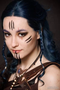 Shooting photo d'une guerrière avec une perruque aux cheveux bleus faite sur mesure